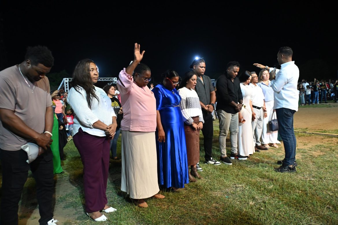 El lanzador dominicano encabezó por segundo año consecutivo un encuentro de adoración, esta vez en el Estadio de Palenque.