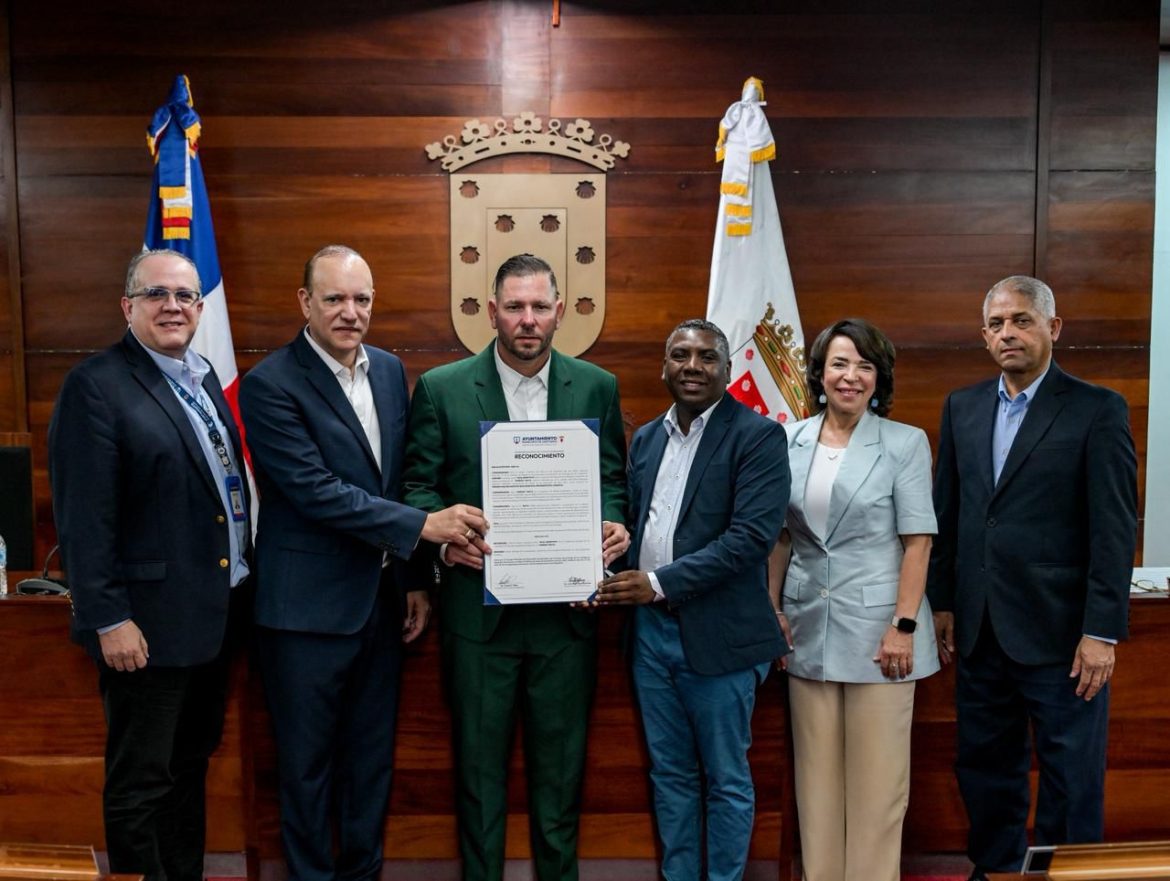 Santiago declara hijo adoptivo a Yunesky Maya