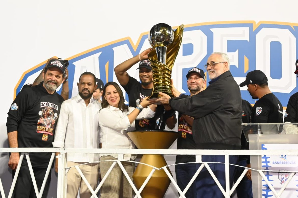 Banreservas entrega copa a los Leones del Escogido, campeones de la Serie Final de LIDOM 25-26