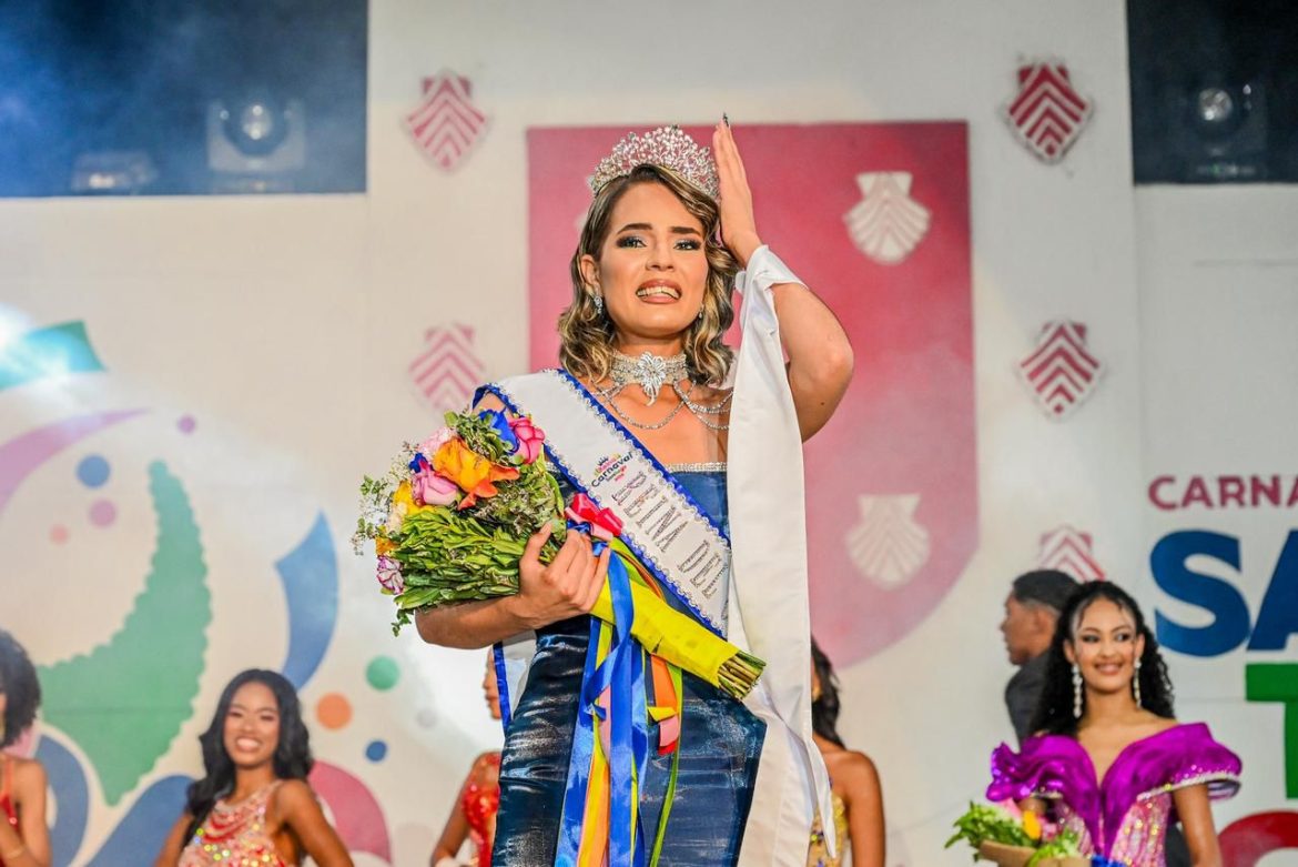 Santiago corona a Stefany Guzmán como Reina del Carnaval 2026