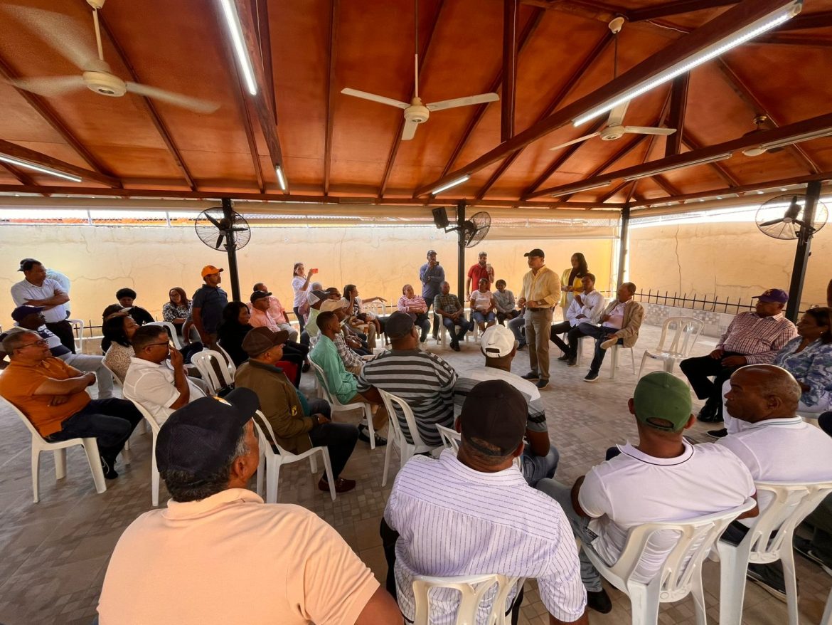 Abel Martínez recoge reclamos de arroceros en Dajabón