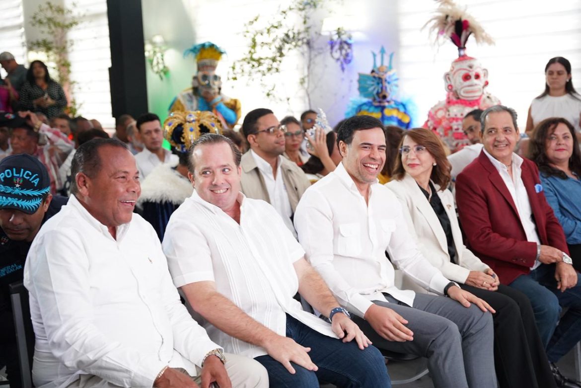Los ministros de la Presidencia, José Ignacio Paliza, y de Cultura, Roberto Ángel Salcedo, anunciaron la celebración del Desfile Nacional de Carnaval 2026, que tendrá lugar el domingo 15 de marzo en el malecón de Santo Domingo y estará dedicado a la provincia de Puerto Plata, como reconocimiento a su identidad cultural y a sus aportes a la tradición carnavalesca del país.