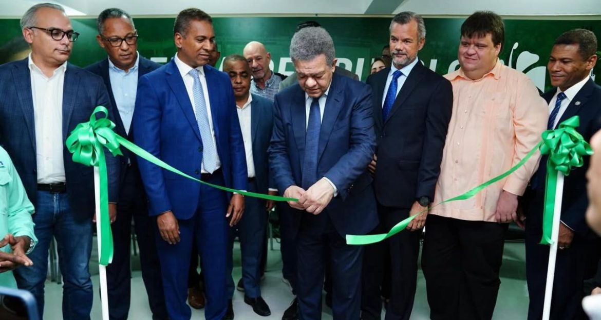 Leonel Fernández desarrolla amplia agenda política y sectorial en Santiago