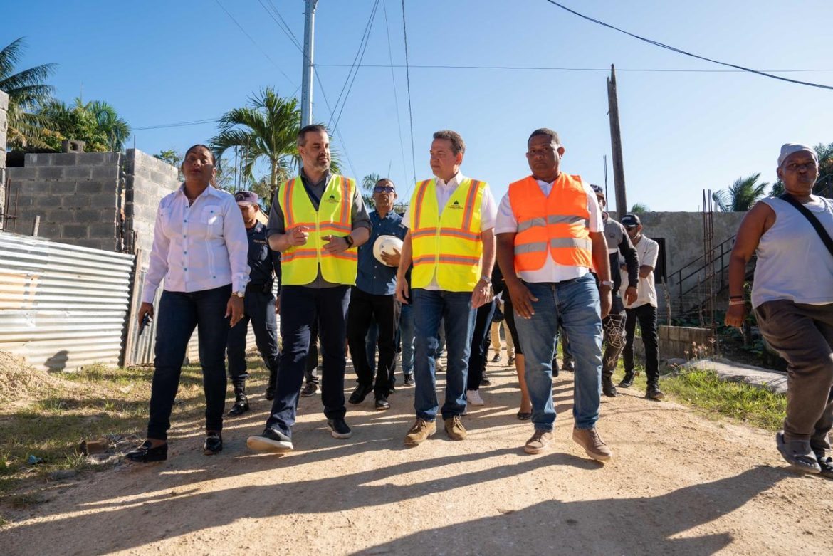 Ministro Bisonó da inicio a proyecto de viviendas sociales en San Antonio de Guerra